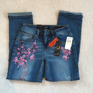 *NEW*  Earl Jean “Boyfriend” Free To Be - Embellished Floral Stitch - Size: 4
